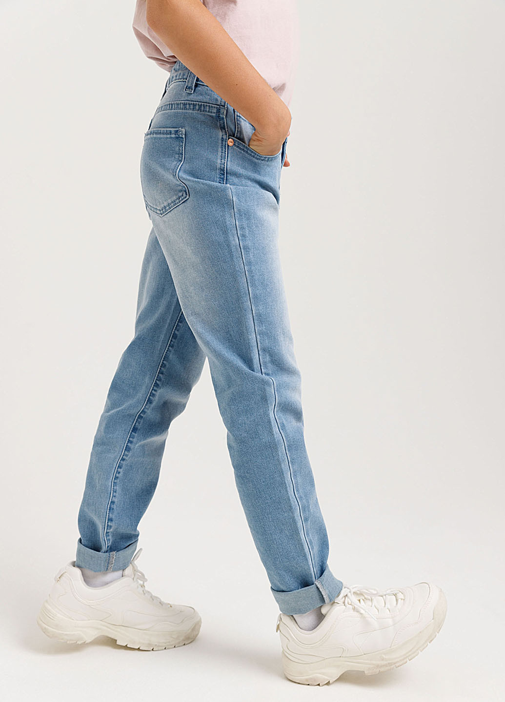 Светло-голубые демисезонные зауженные джинсы SELA