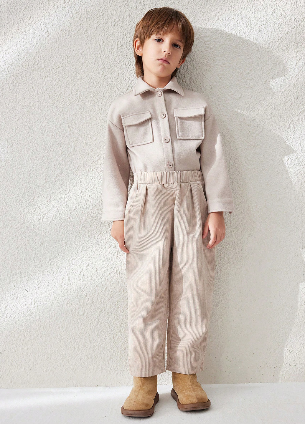 Светло-бежевые кэжуал демисезонные брюки прямые SHEIN