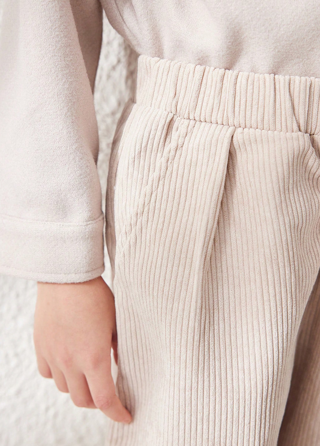 Светло-бежевые кэжуал демисезонные брюки прямые SHEIN