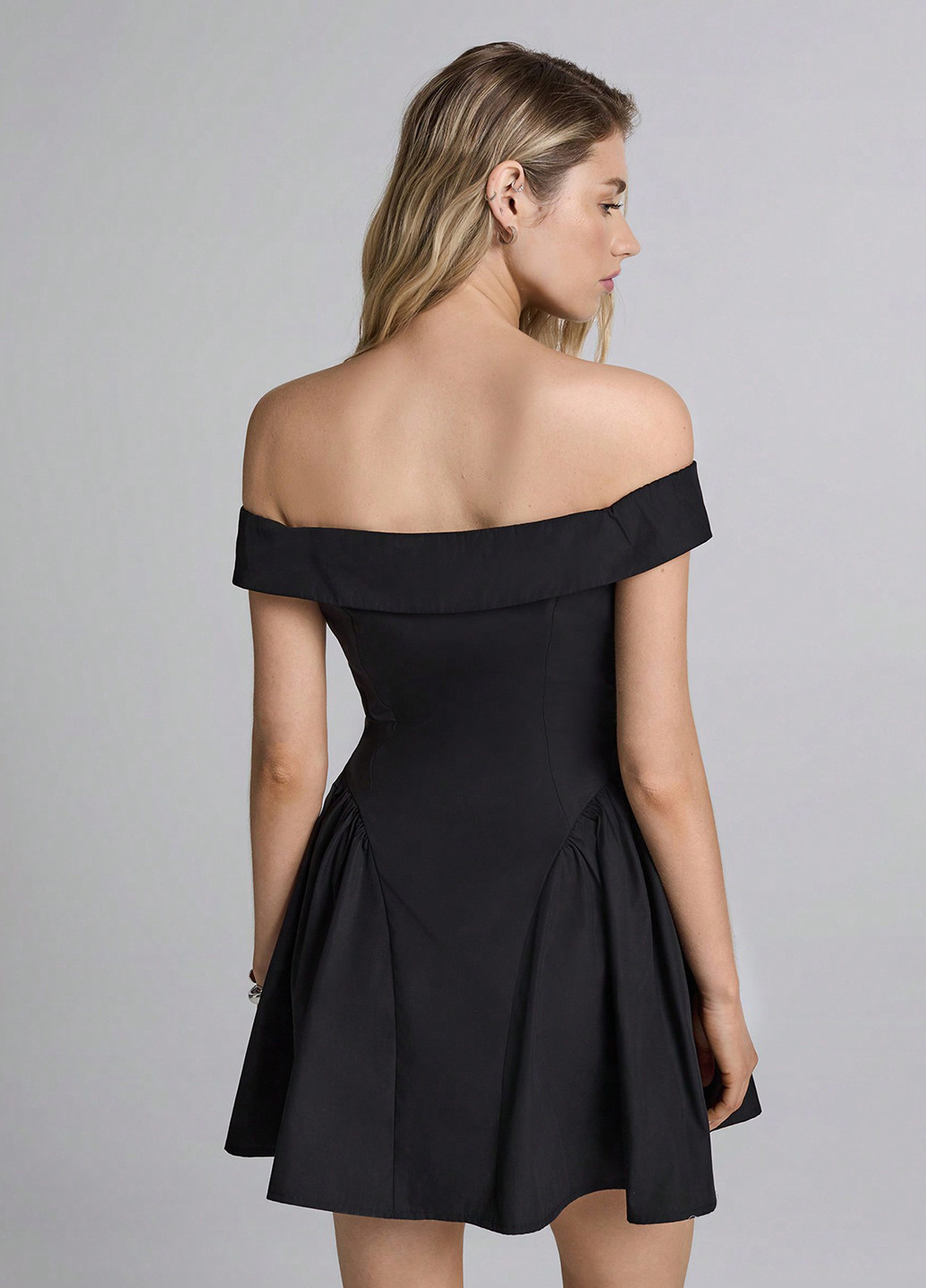 Черное коктейльное платье силуэтная, с юбкой-солнце, с открытыми плечами, с открытой спиной SHEIN однотонное
