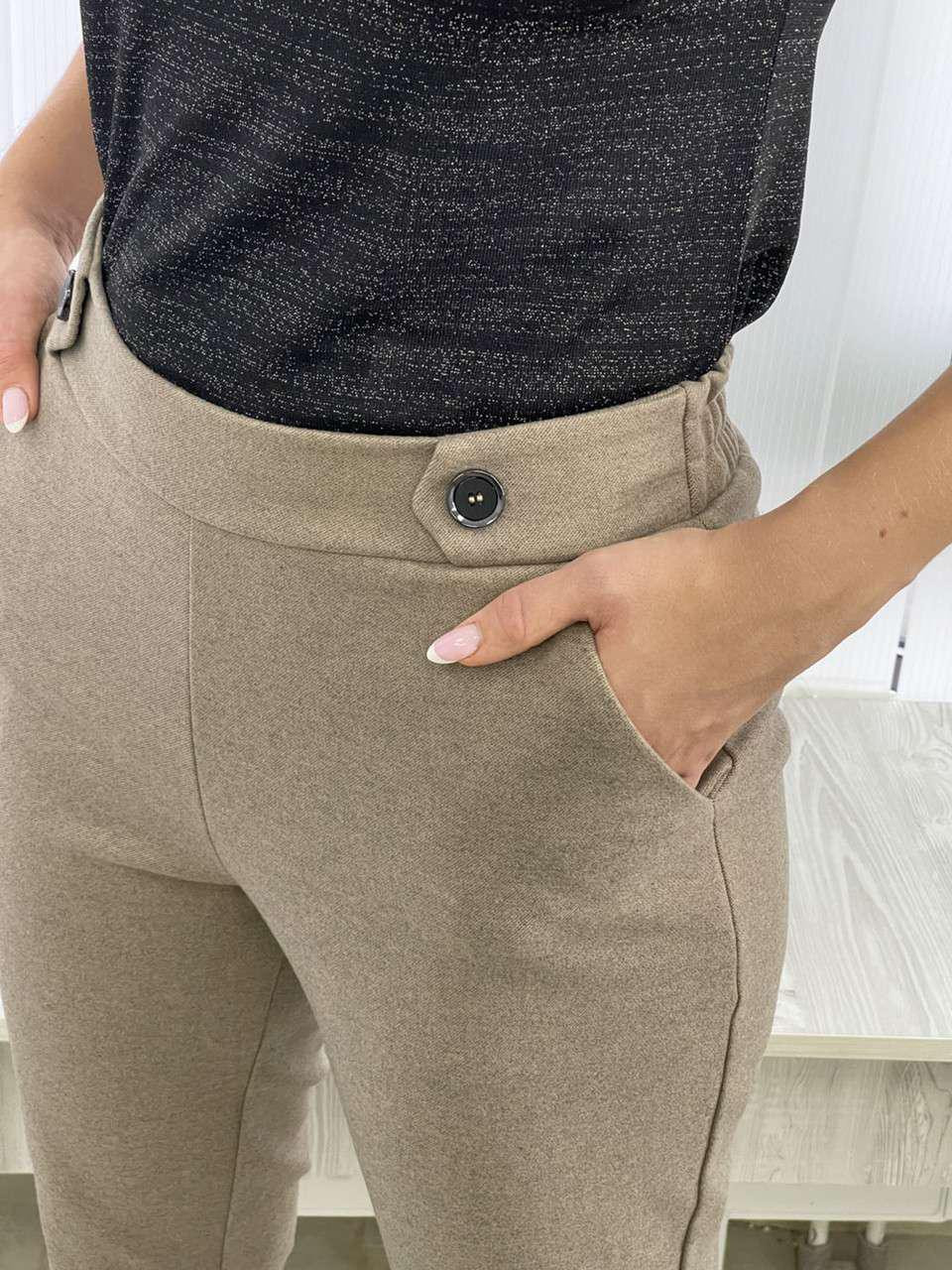 Женские брюки кашемирове бежевого цвета р.М 358743 New Trend темно-бежеві