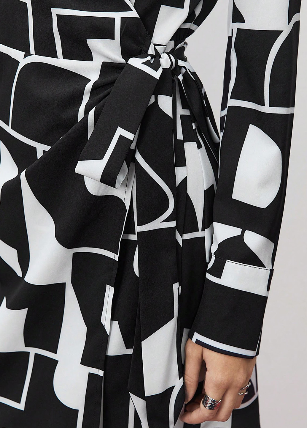Черно-белое кэжуал платье на запах SHEIN с геометрическим узором