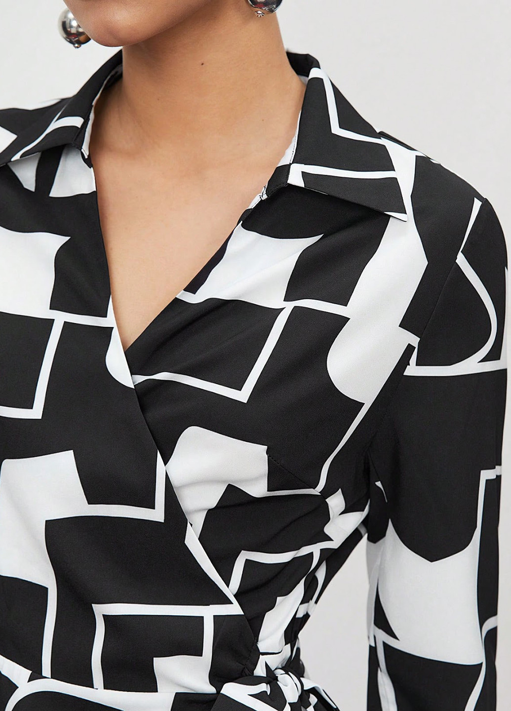 Черно-белое кэжуал платье на запах SHEIN с геометрическим узором