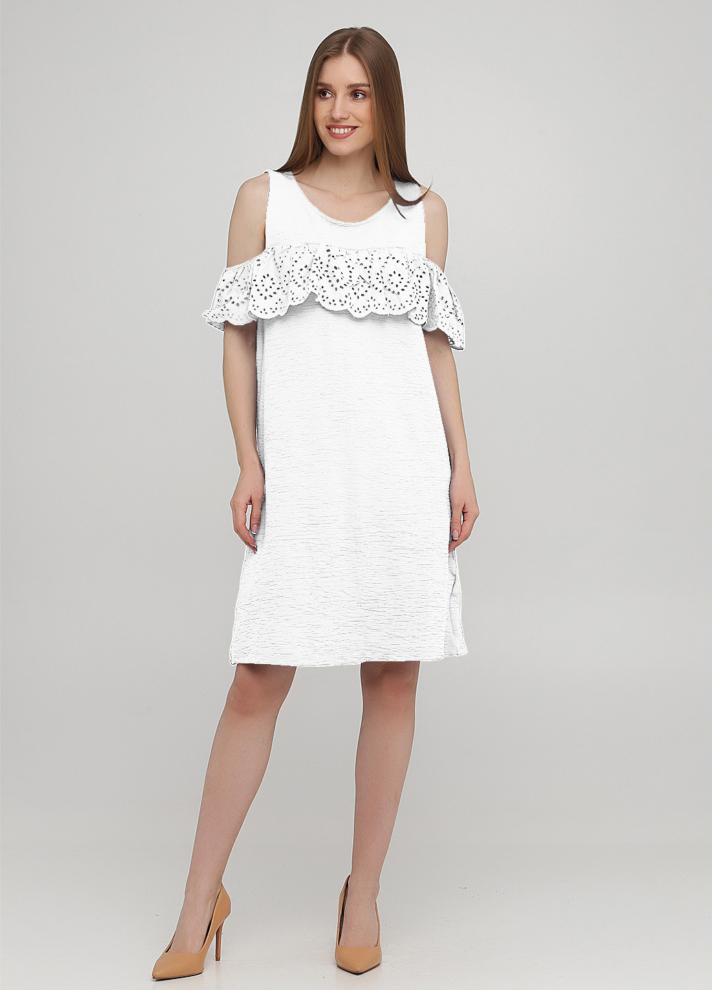 Белое кэжуал платье с открытыми плечами C&A меланжевое
