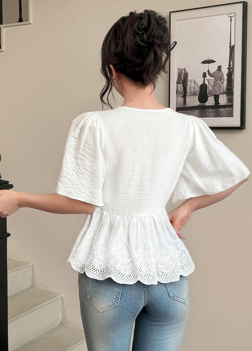 Біла блуза з баскою SHEIN