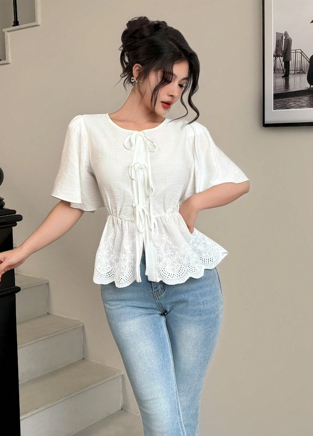 Біла блуза з баскою SHEIN