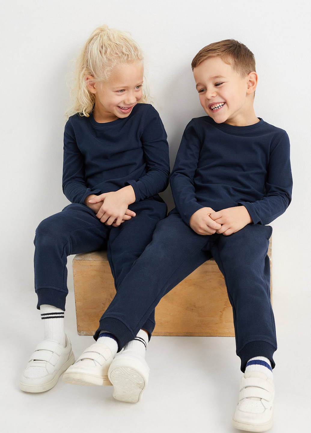 Темно-синий демисезонный кэжуал лонгслив C&A однотонный