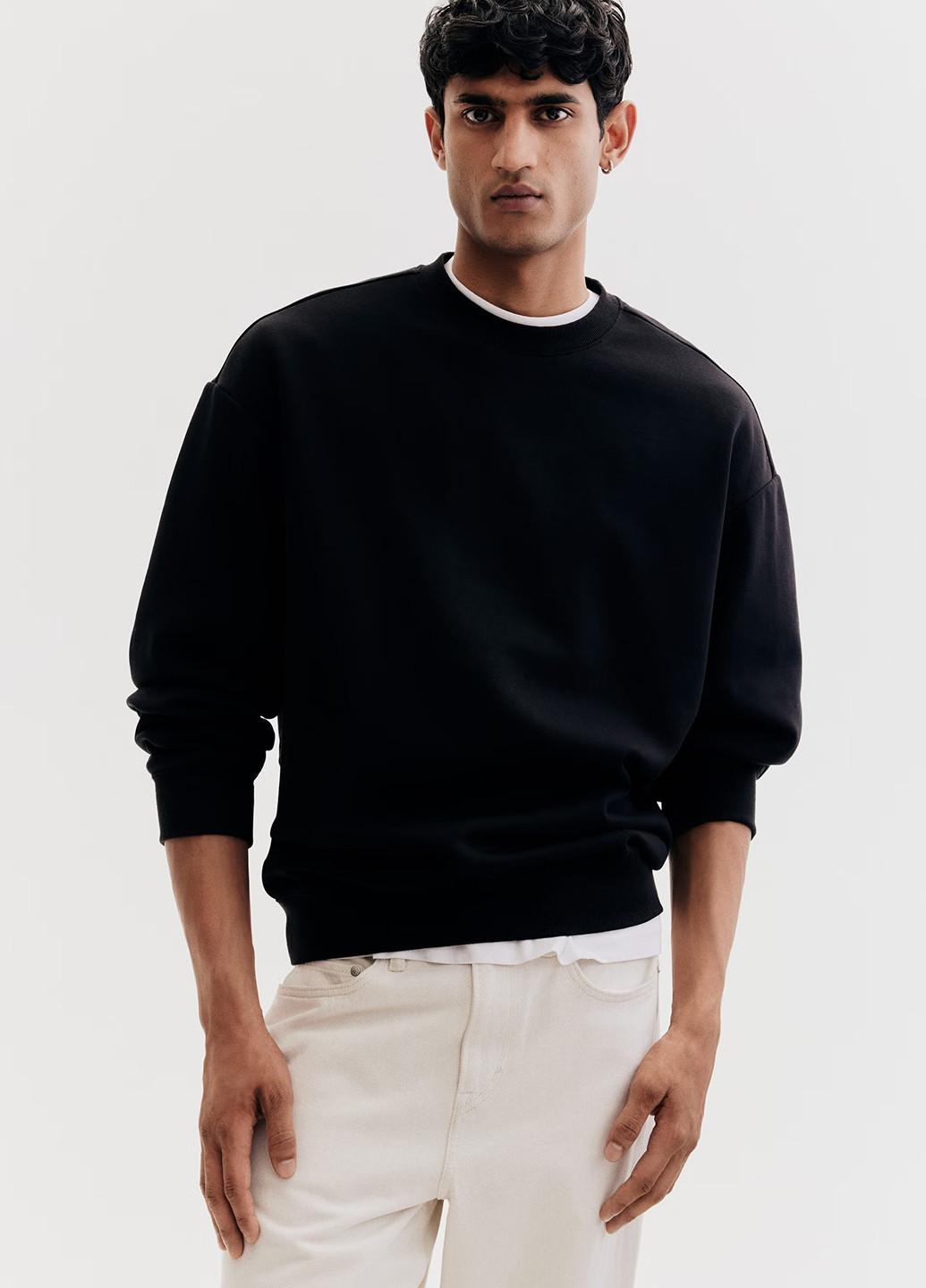 Черный свитшот H&M однотонный без декора (358926600)