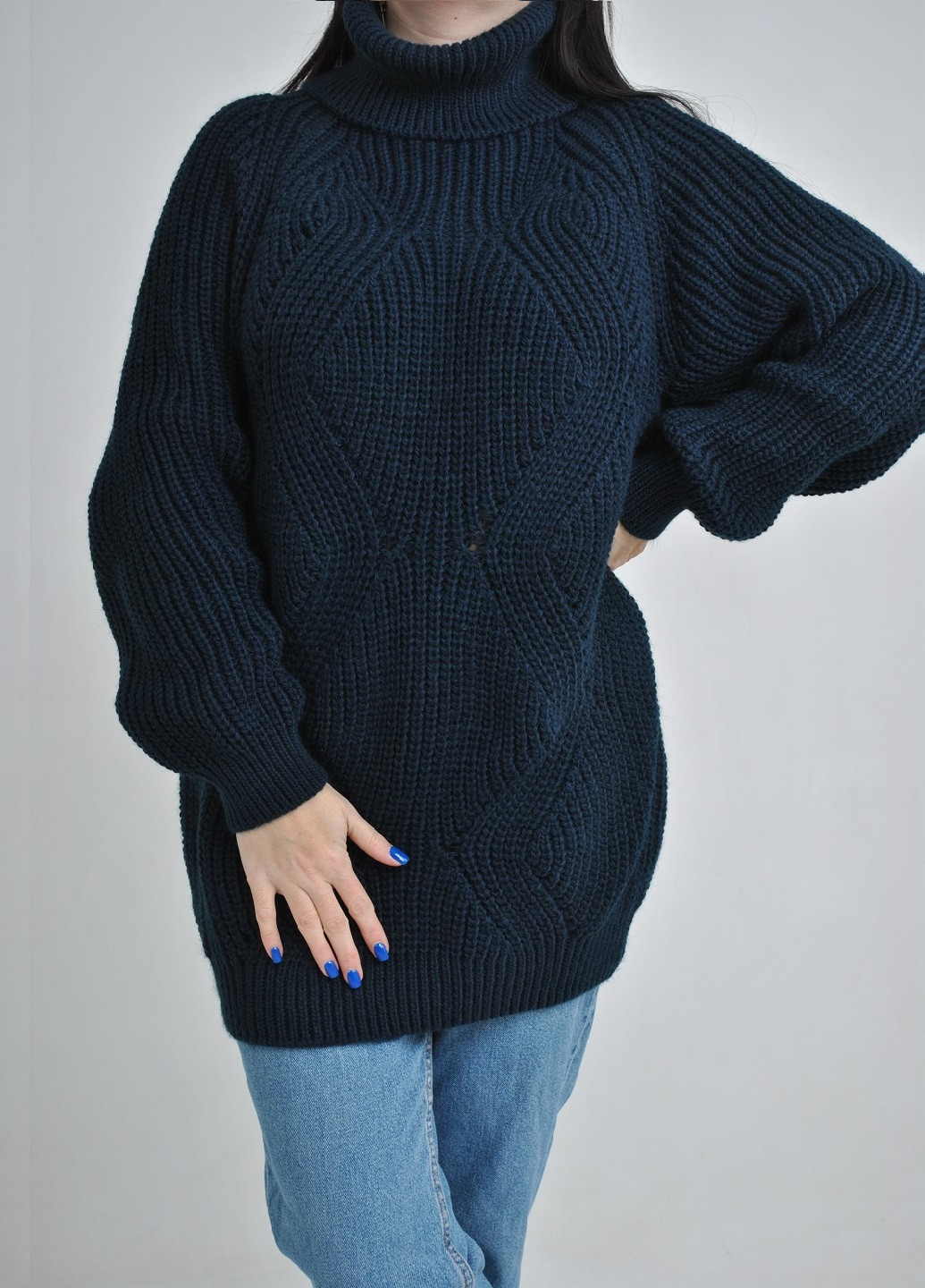 Темно-синий зимний удлиненный свитер Berta Lucci