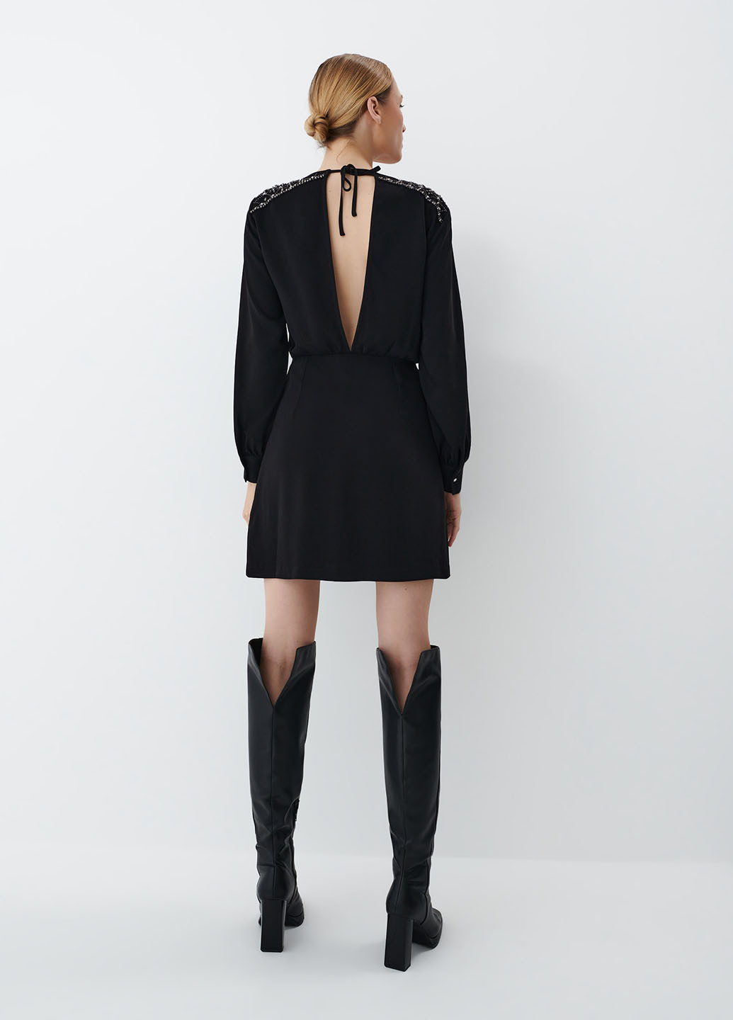 Чорна кежуал сукня з відкритою спиною Mohito однотонна