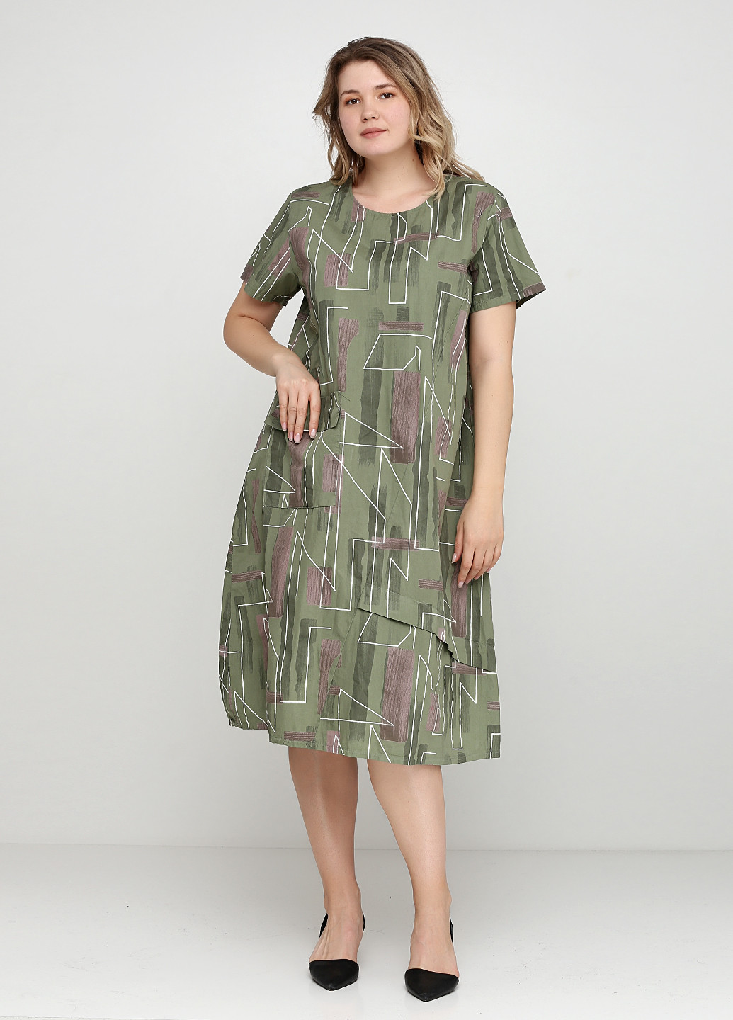 Оливковое (хаки) кэжуал платье оверсайз 158С с абстрактным узором