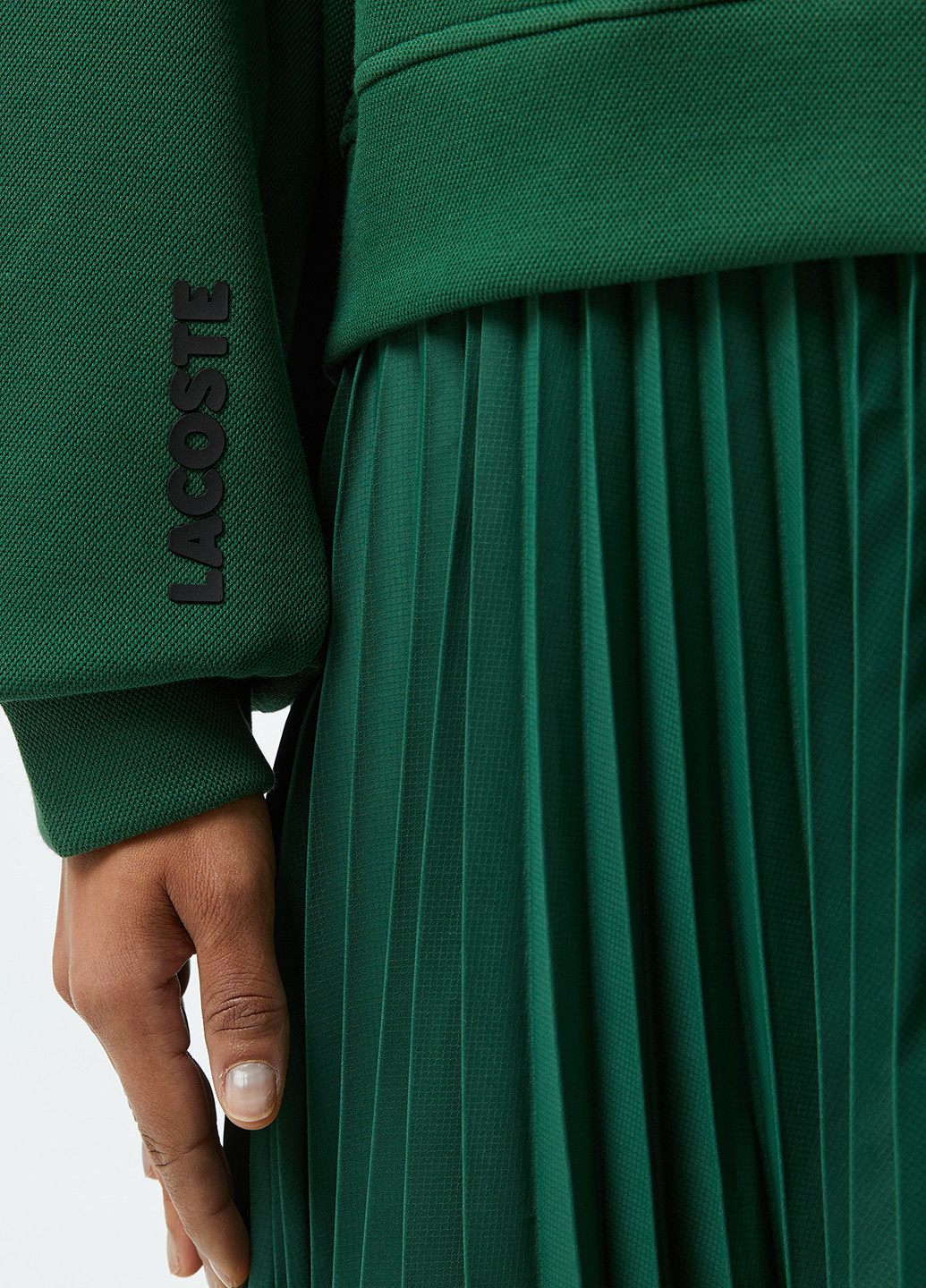 Зеленое спортивное, кэжуал платье плиссированное Lacoste однотонное