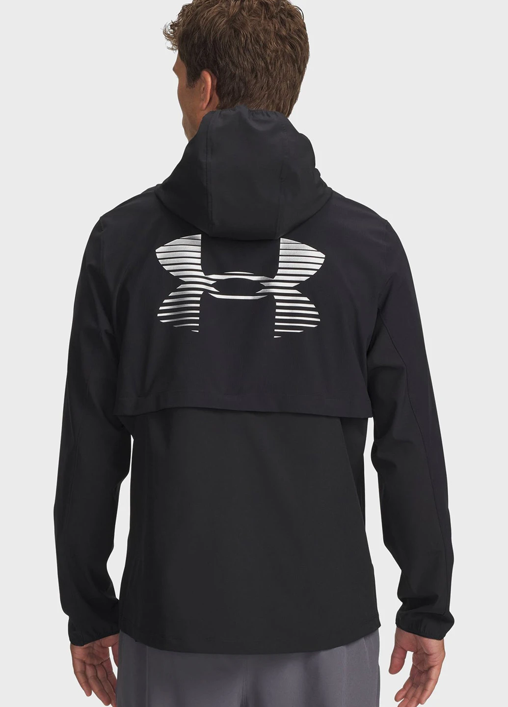Чорна демісезонна вітровка Under Armour