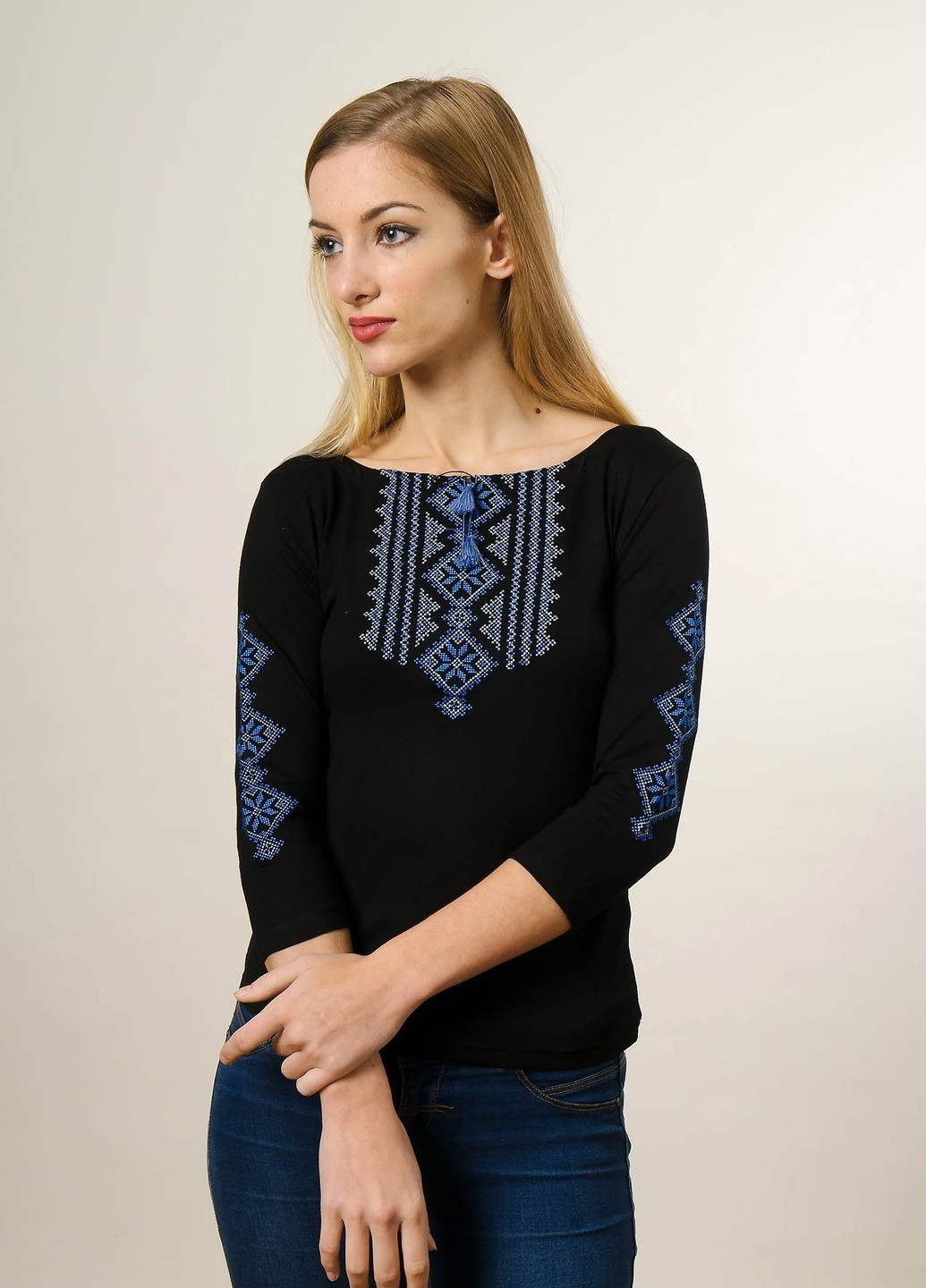 Чёрная женская вышитая футболка гуцулка черная с синей вышивкой Melanika узор геометрический приталенная хлопок органический (250206139)