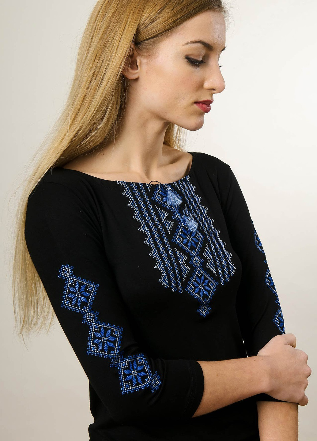 Чёрная женская вышитая футболка гуцулка черная с синей вышивкой Melanika узор геометрический приталенная хлопок органический (250206139)