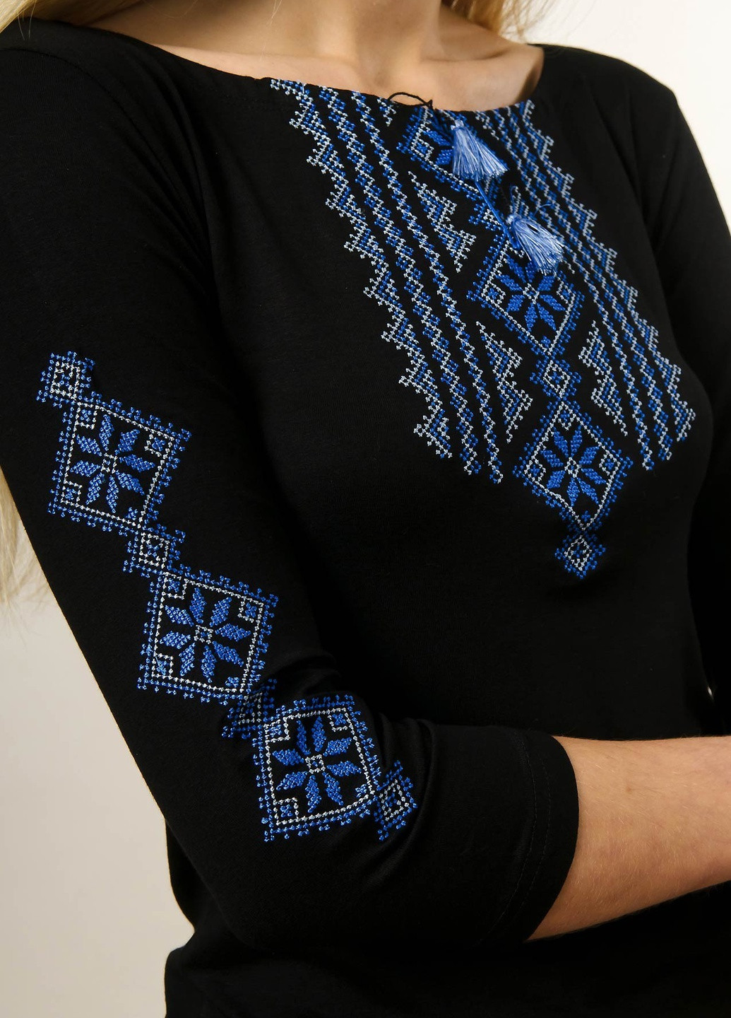 Чёрная женская вышитая футболка гуцулка черная с синей вышивкой Melanika узор геометрический приталенная хлопок органический (250206139)