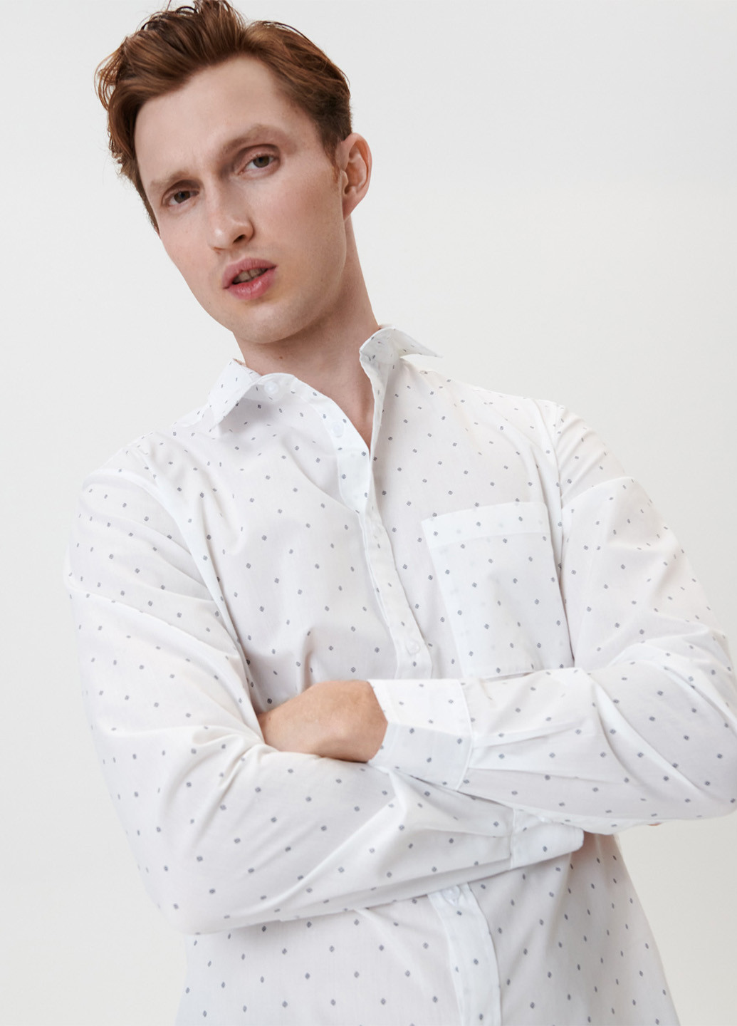Белая кэжуал рубашка с геометрическим узором Sinsay