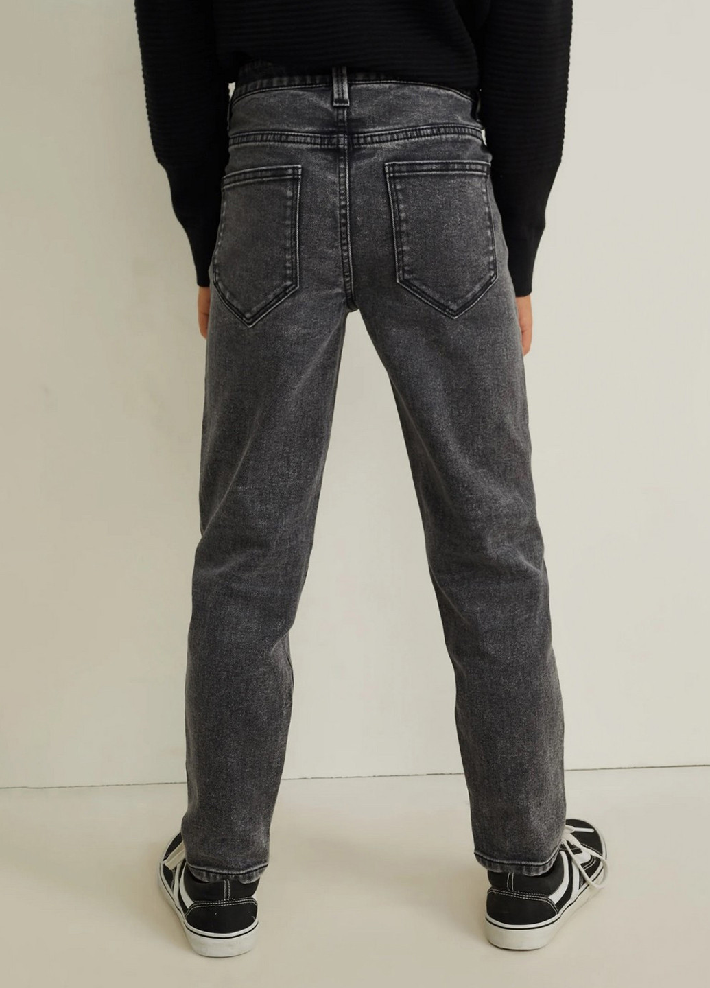Серые демисезонные зауженные джинсы C&A