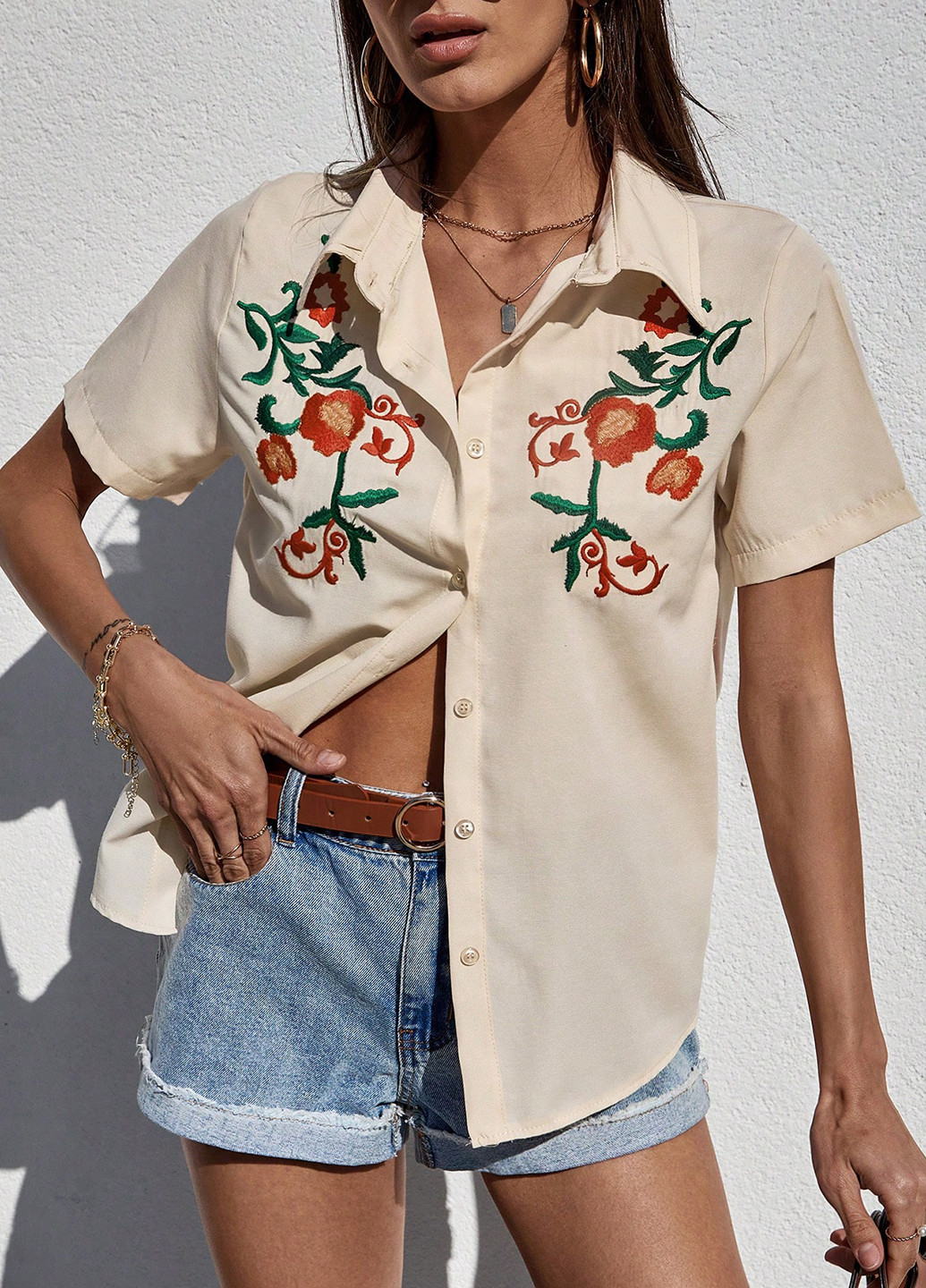 Светло-бежевая кэжуал рубашка с цветами SHEIN