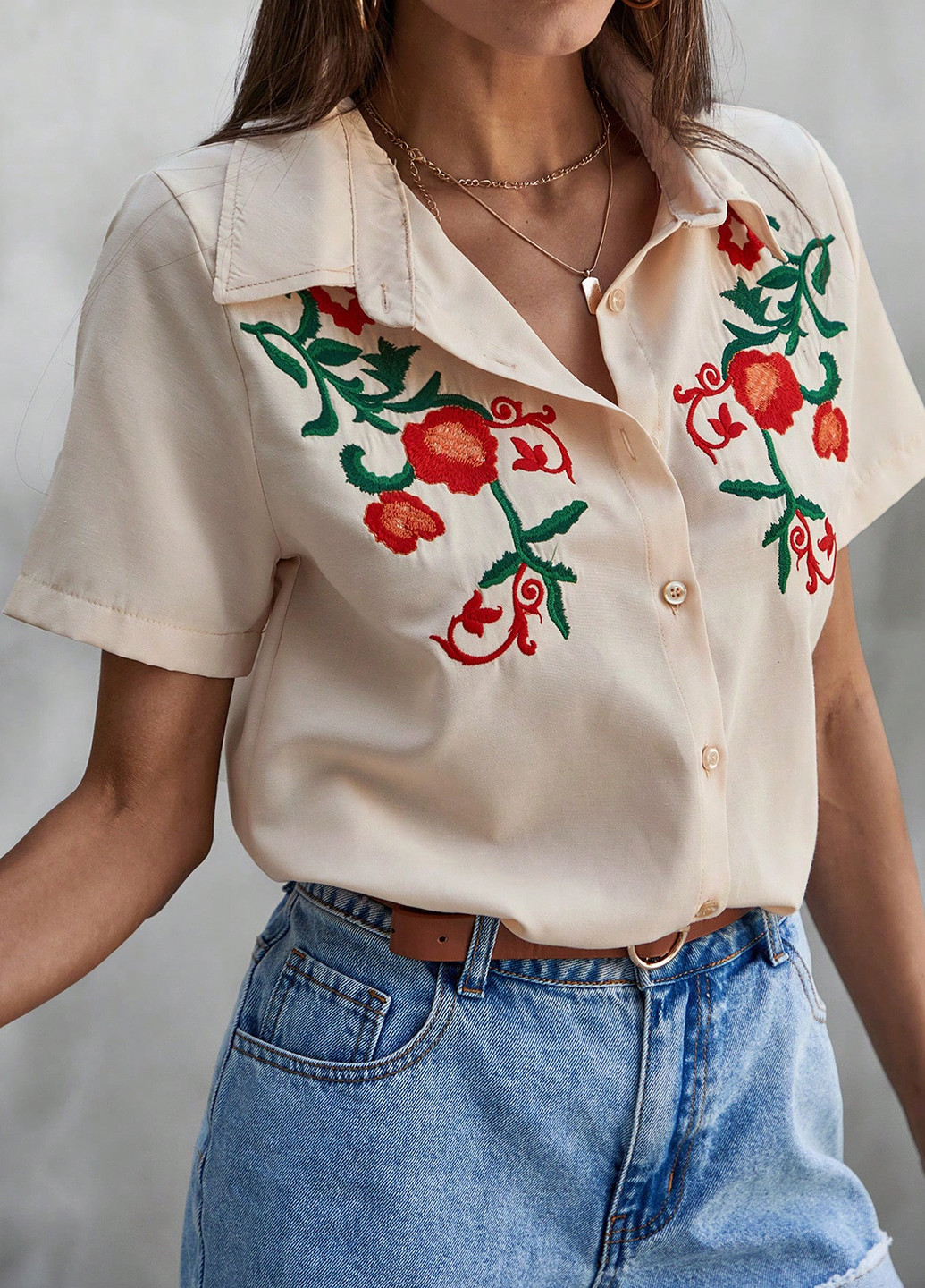 Светло-бежевая кэжуал рубашка с цветами SHEIN