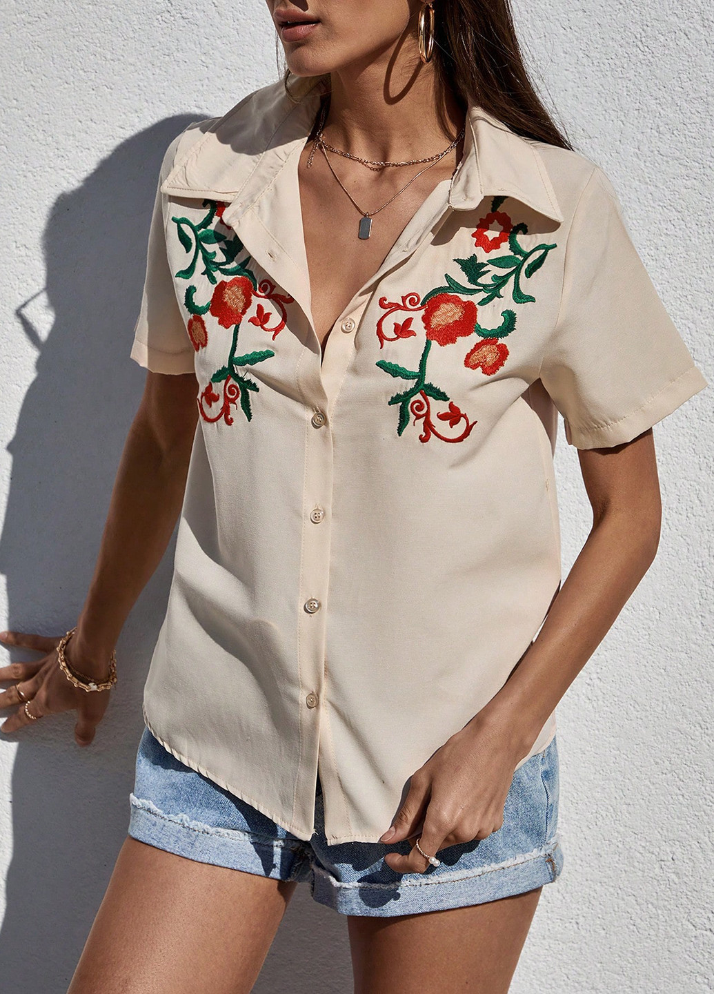 Светло-бежевая кэжуал рубашка с цветами SHEIN