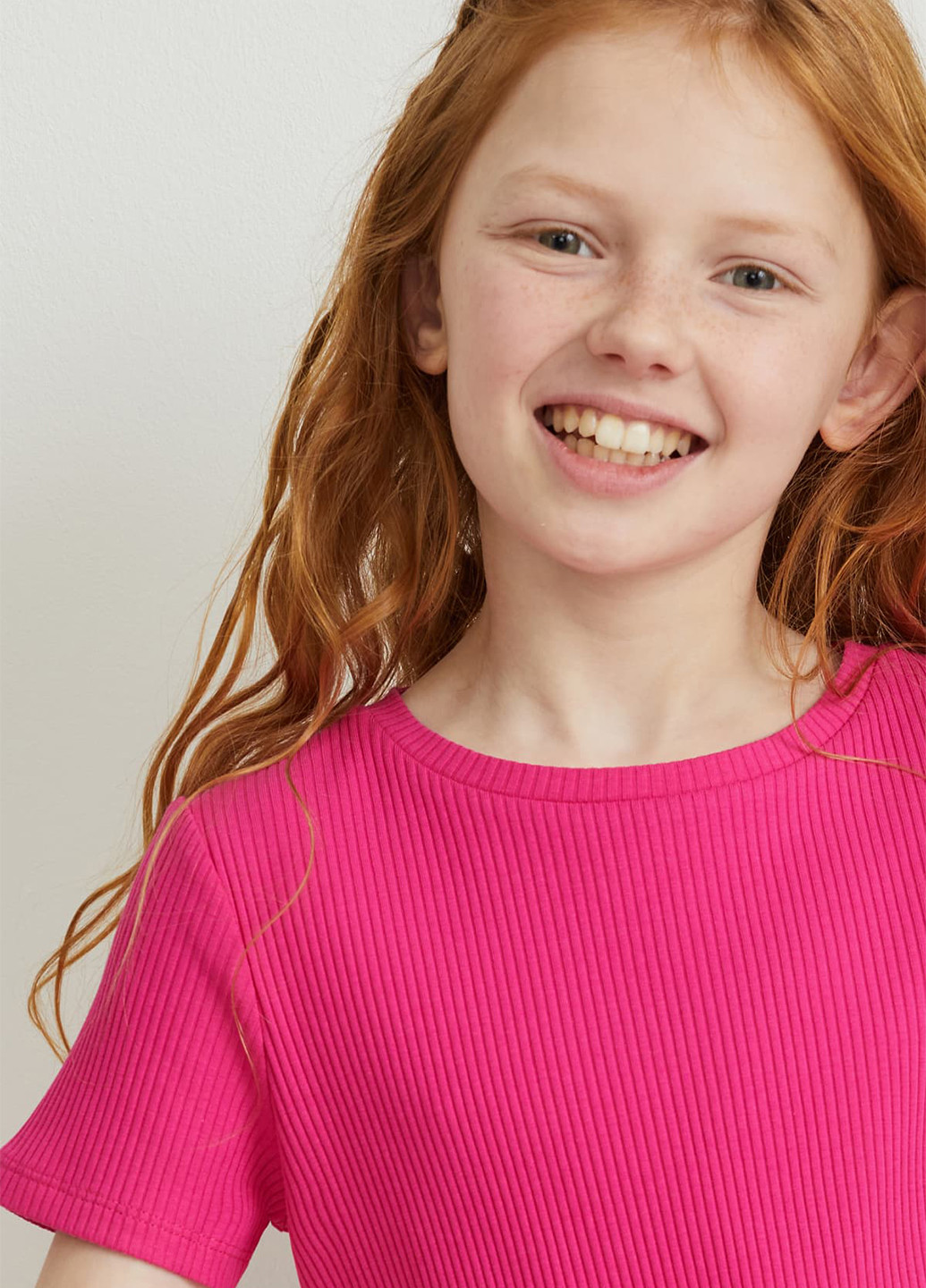 Малиновая летняя футболка C&A