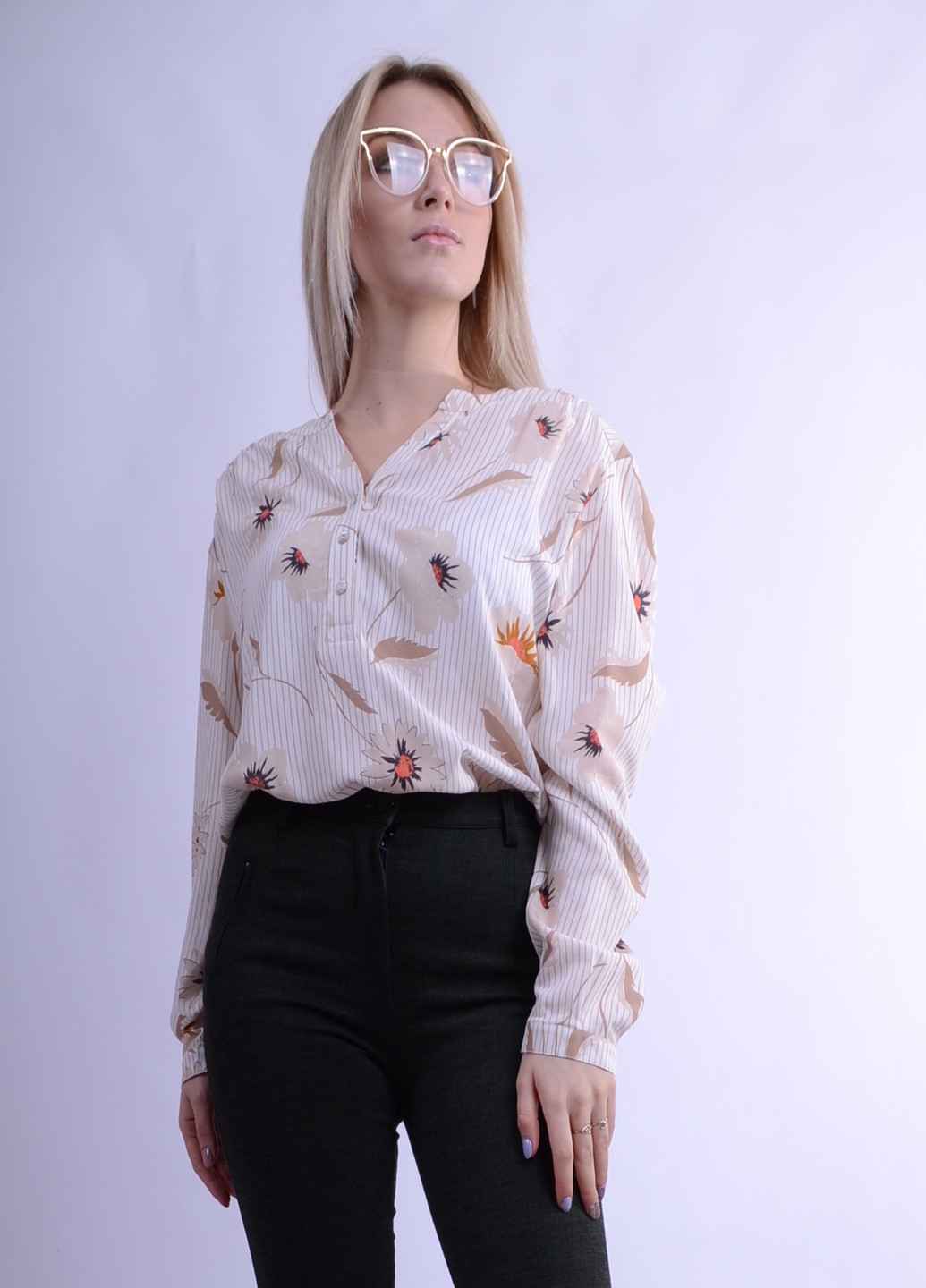 Світло-бежева демісезонна блуза з квітковим принтом в60 Luxik