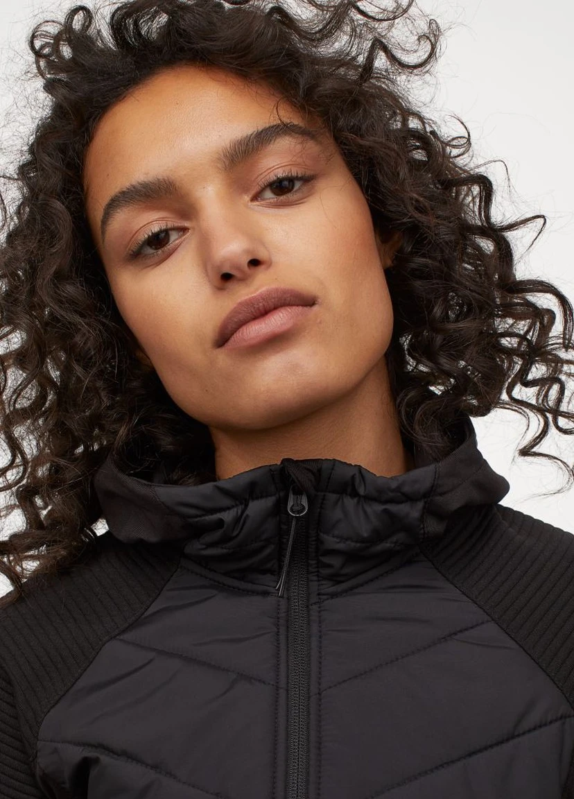 Черная демисезонная утепленная куртка с капюшоном H&M