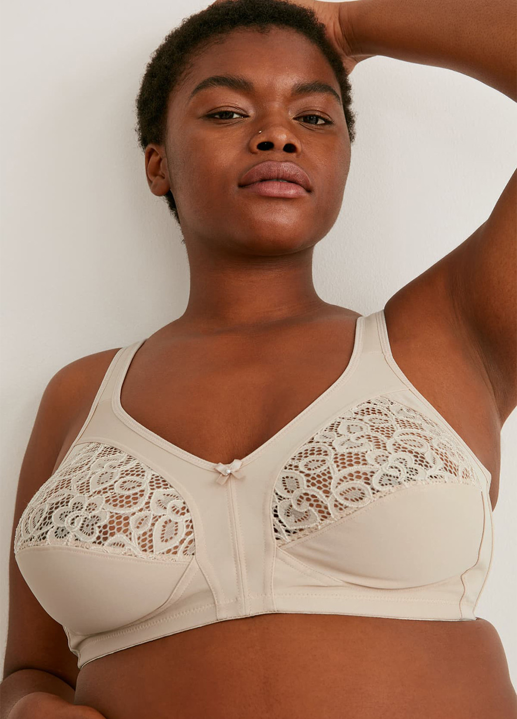 Светло-бежевый минимайзер бюстгальтер C&A без косточек