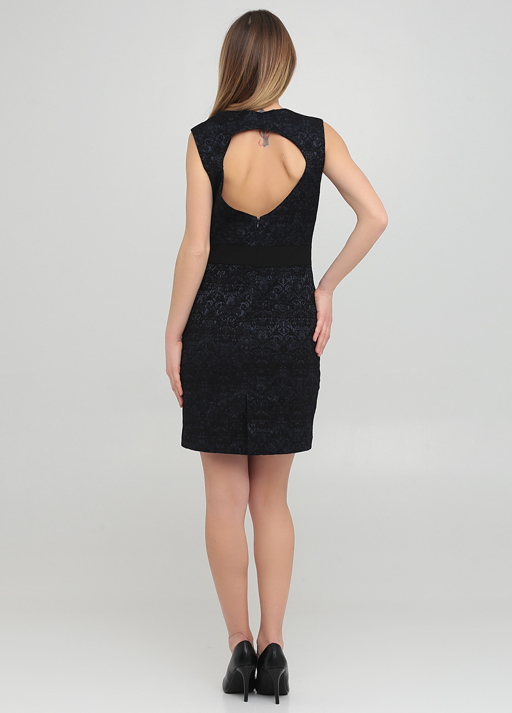 Чорна коктейльна сукня футляр, з відкритою спиною Vero Moda з квітковим принтом