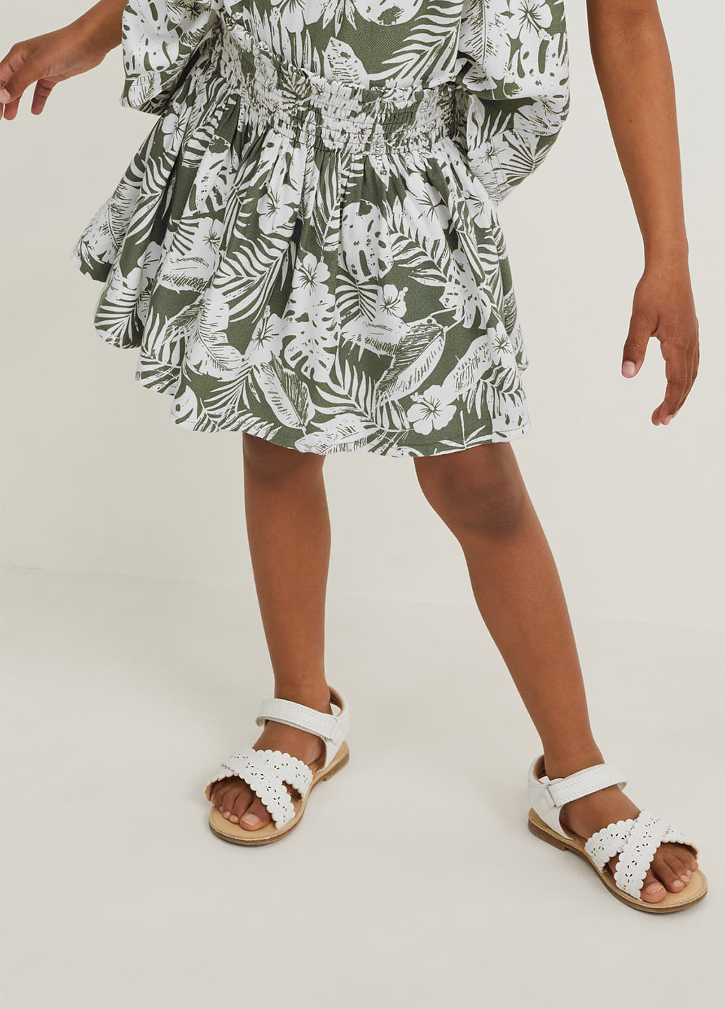 Оливковая (хаки) кэжуал с рисунком юбка C&A клешированная