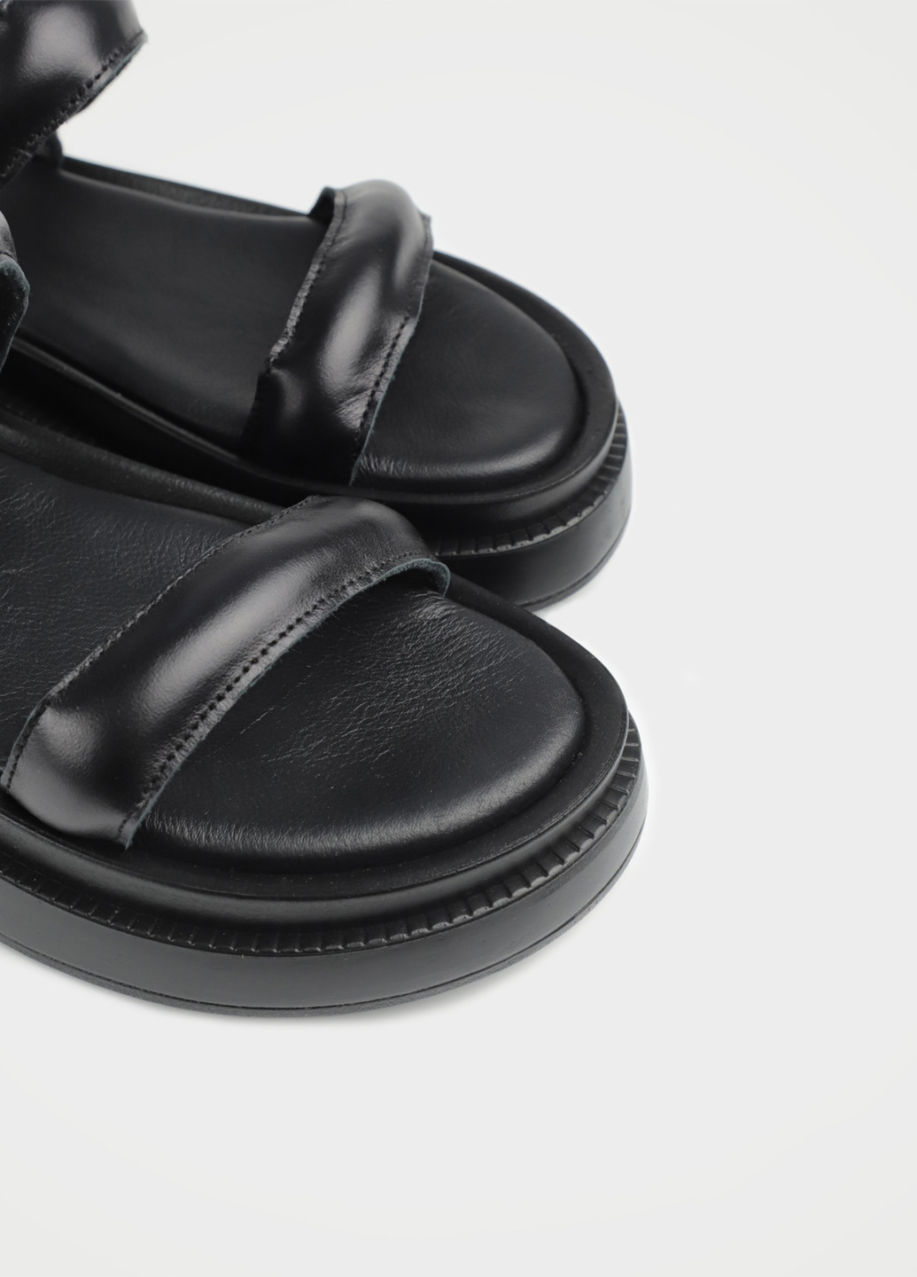 Черные босоножки URBAN TRACE с ремешком