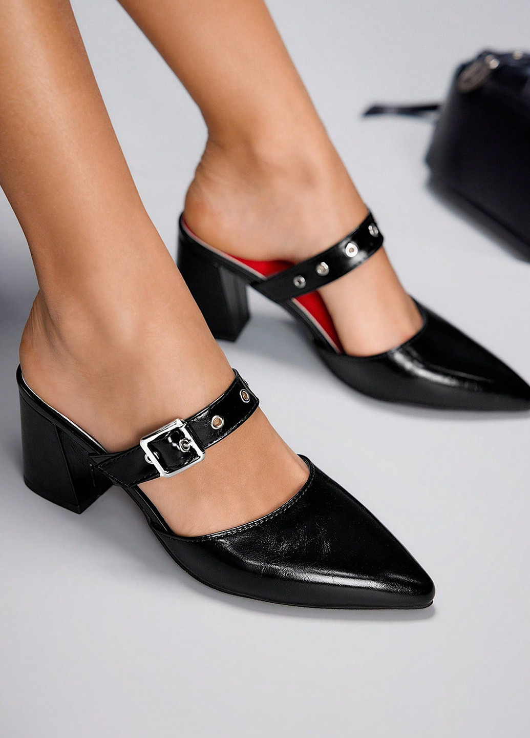 Черные туфли SHEIN на среднем каблуке люверсы, лаковые