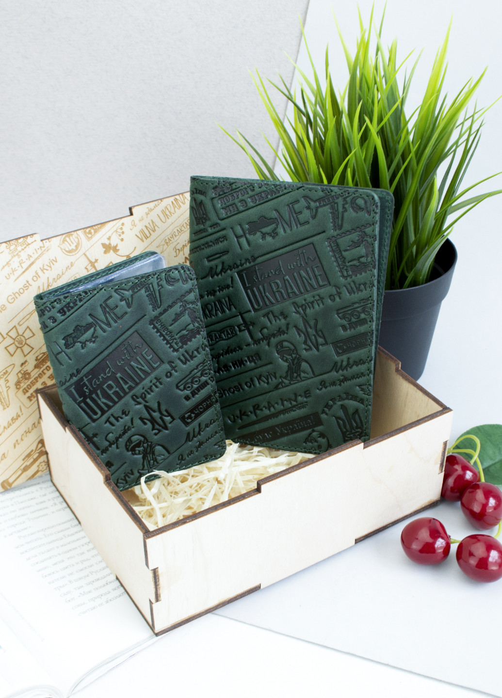 Подарунковий набір №60 "Ukraine" (зелений) у коробці: обкладинка на паспорт + права HandyCover (253636324)