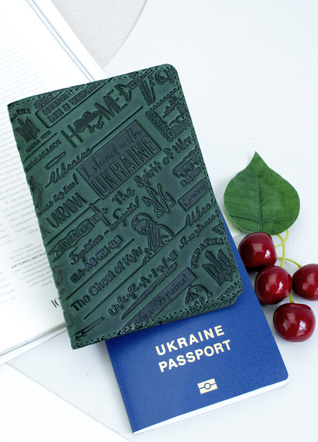 Подарунковий набір №60 "Ukraine" (зелений) у коробці: обкладинка на паспорт + права HandyCover (253636324)