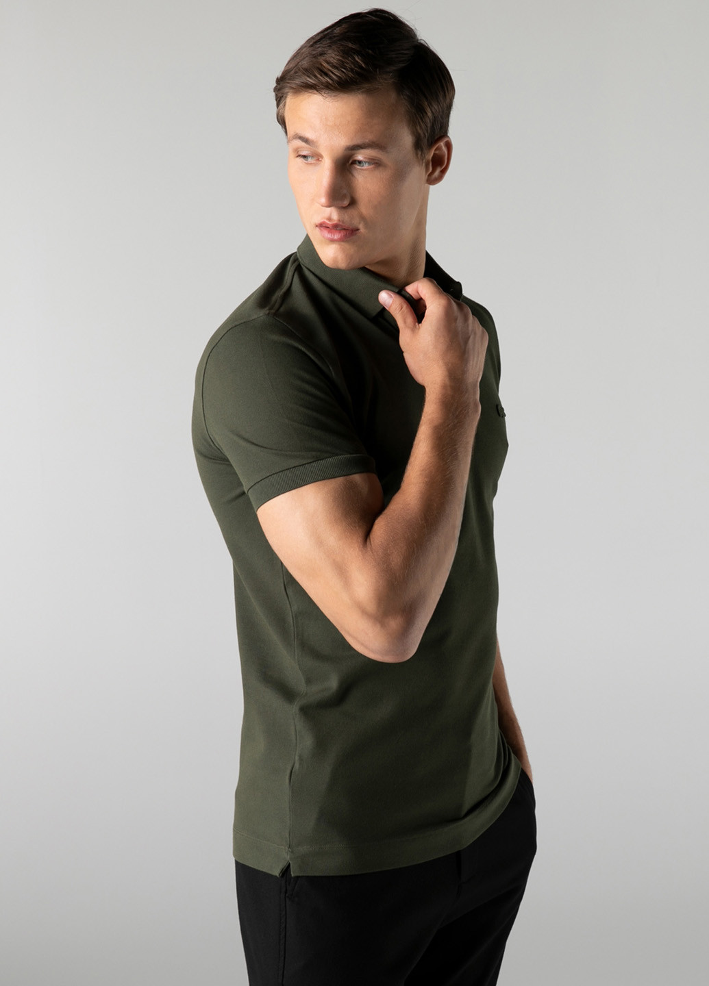 Оливковая (хаки) футболка-поло для мужчин Lacoste однотонная