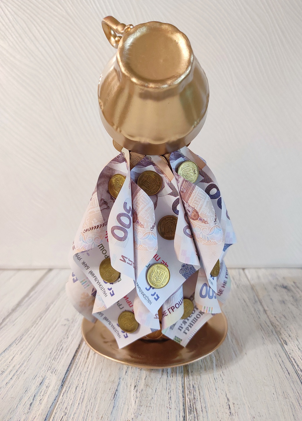 Сувенир статуэтка Парящая чашка с золотым напылением и 500 гривнами ручная работа хенд мейд подарок SuvenirPodarokZP 6 (254784417)