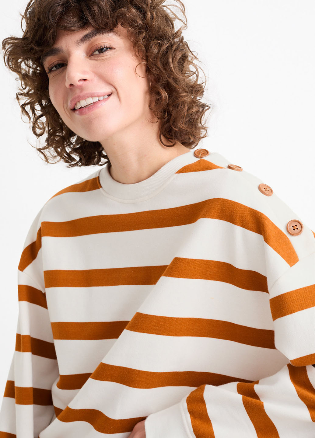 Молочный свитшот C&A полоска пуговицы (362193443)