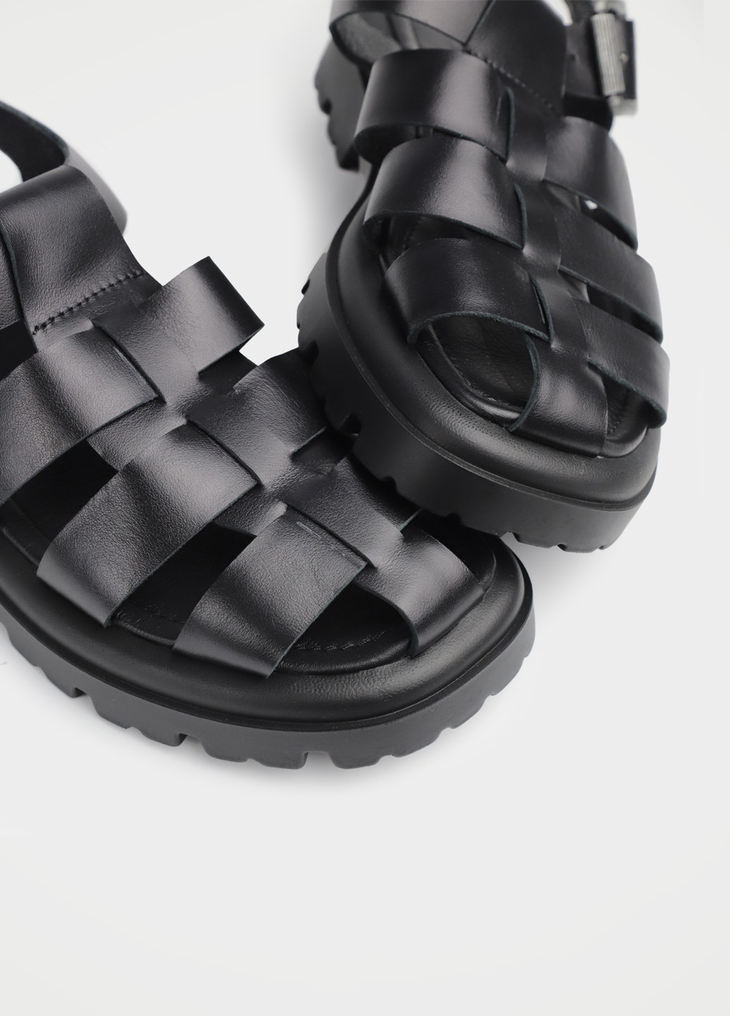 Черные босоножки URBAN TRACE с ремешком