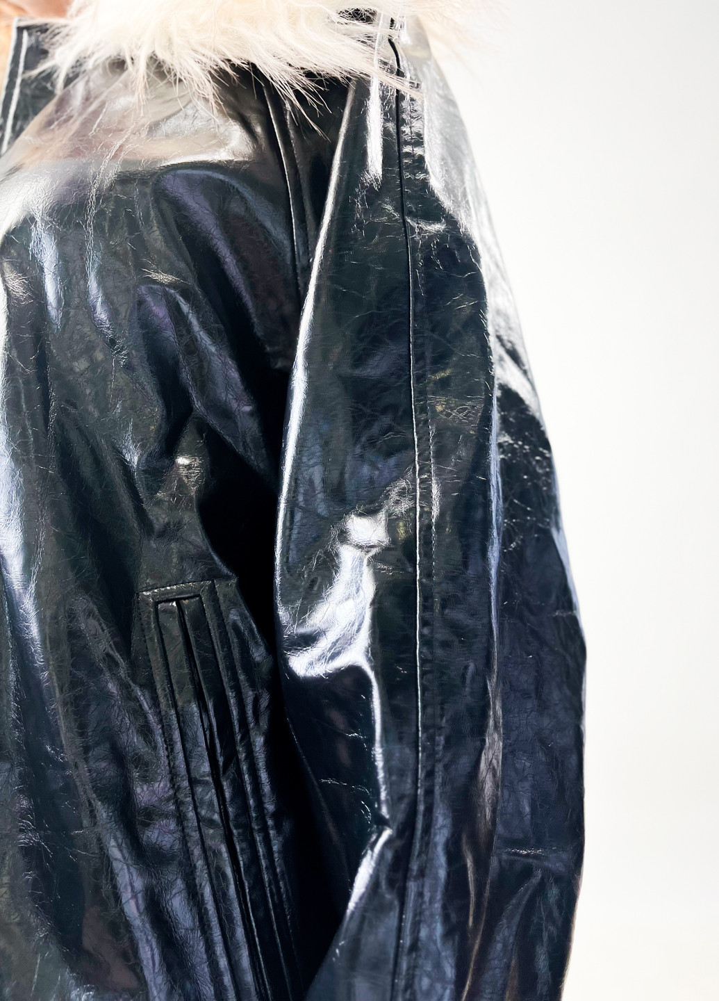 Черная демисезонная куртка H&M