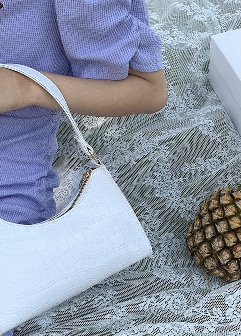 Женская маленькая сумочка через плечо багет на ремешке рептилия крокодиловая кожа белая NoName (251204105)