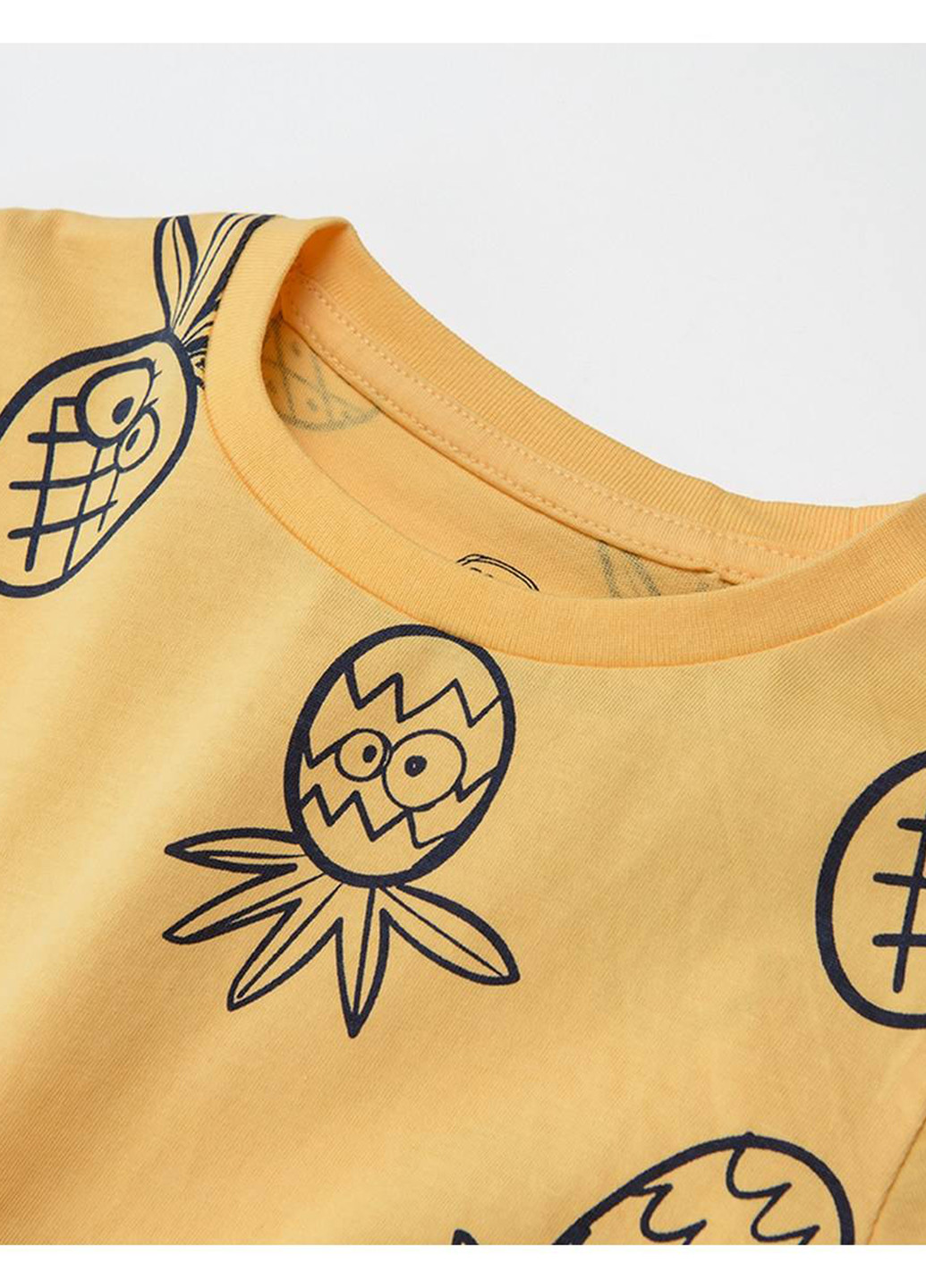 Желтая летняя футболка Cool Club