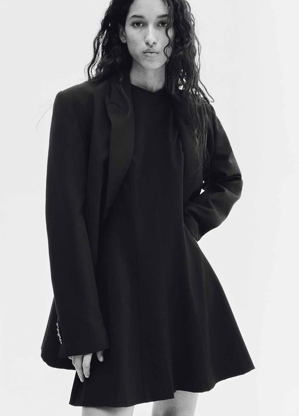 Черное кэжуал платье а-силуэт H&M однотонное