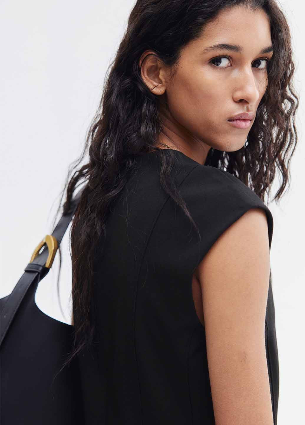 Черное кэжуал платье а-силуэт H&M однотонное