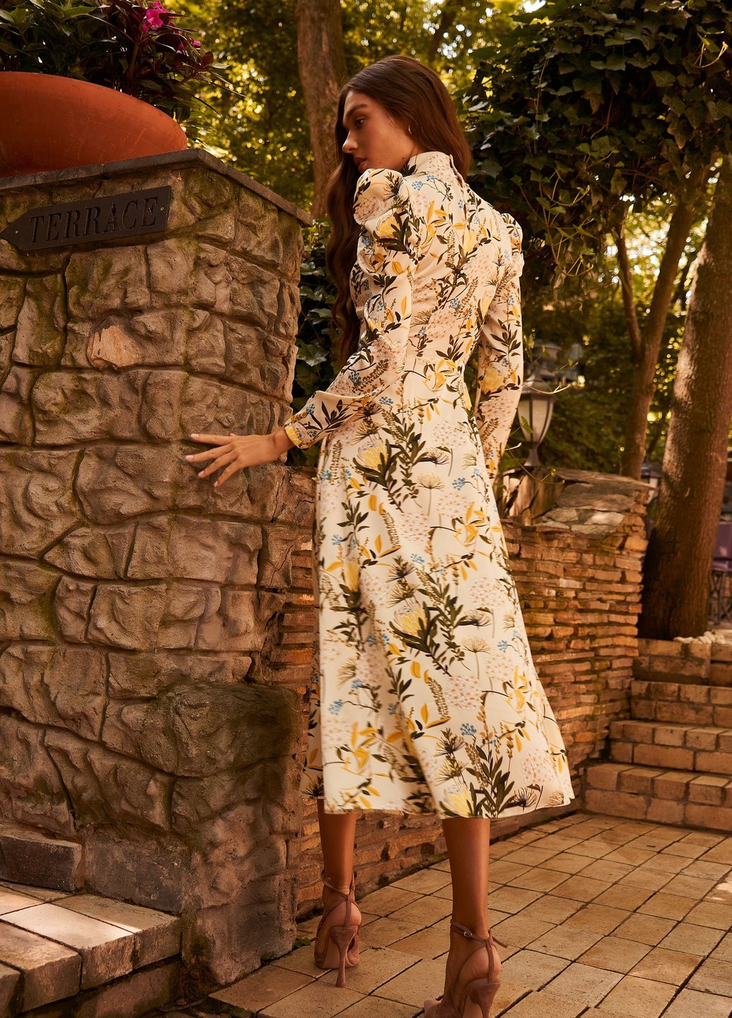 Молочное повседневный сатиновое платье с акцентным принтом Gepur с цветочным принтом