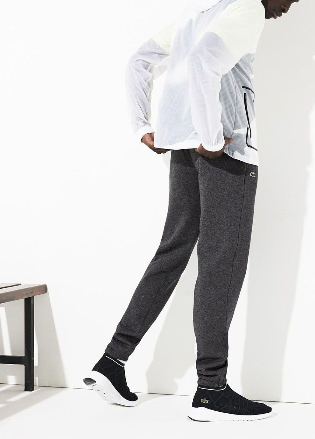 Серые спортивные демисезонные джоггеры брюки Lacoste