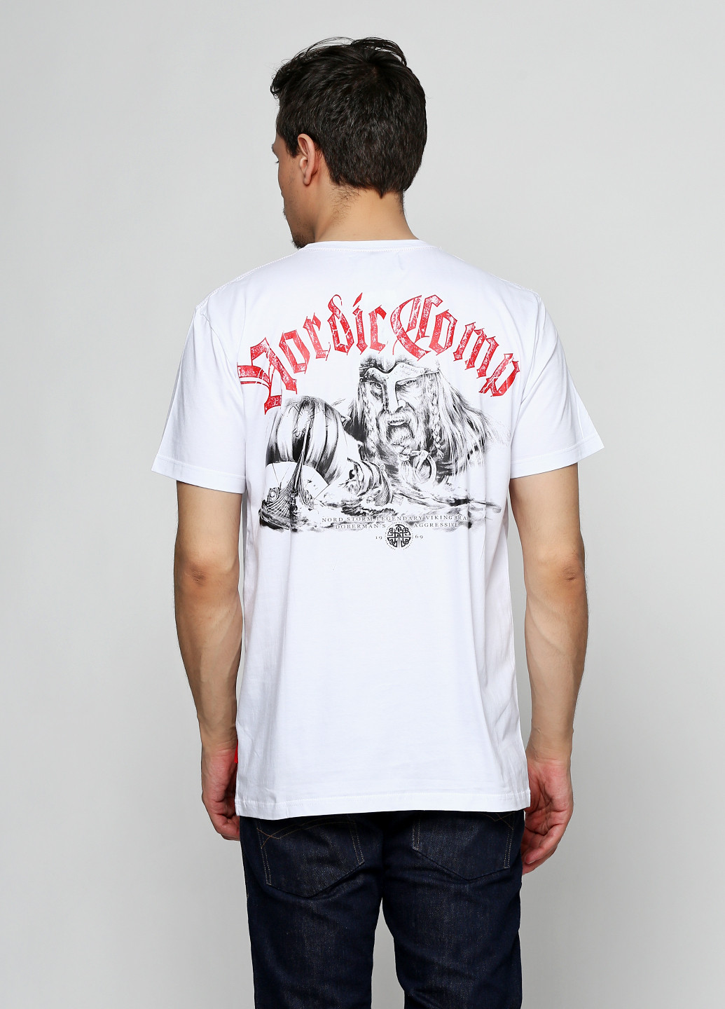 Белая футболка Dobermans Aggressive