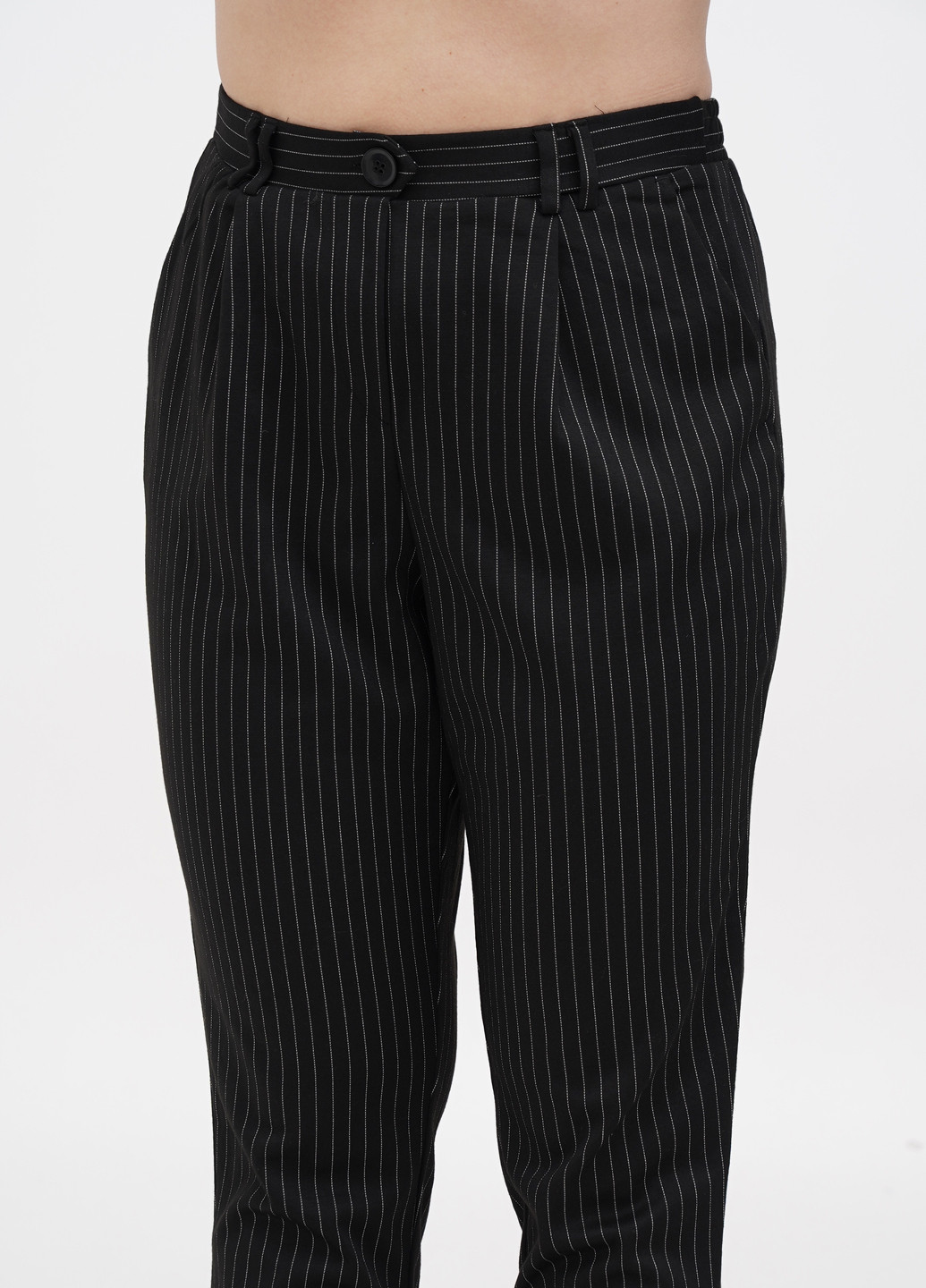 Черные кэжуал демисезонные укороченные брюки Terranova