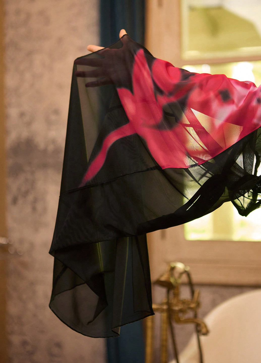 Чорна пляжна сукня з відкритою спиною SHEIN з квітковим принтом