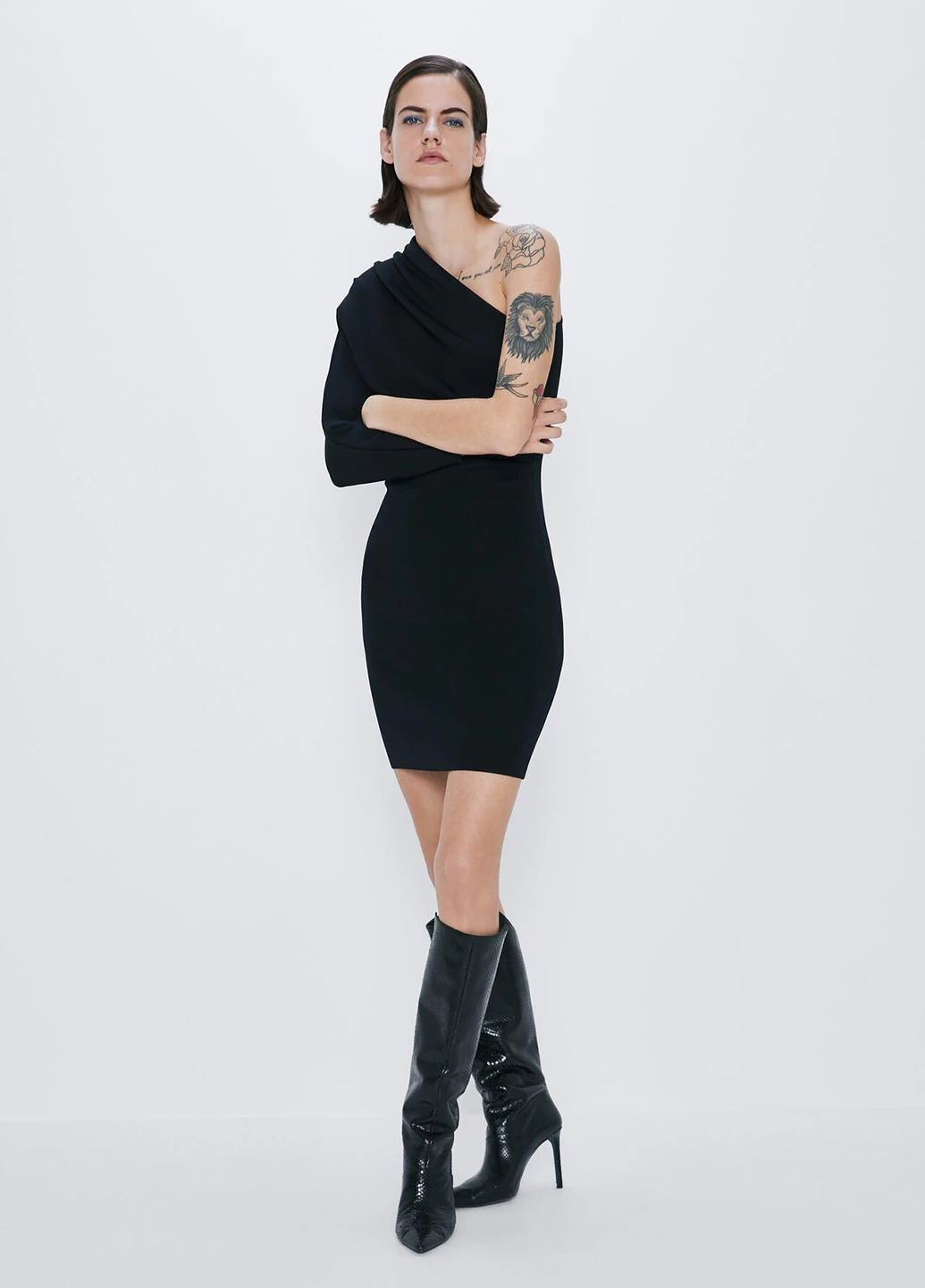 Чорна кежуал сукня на одне плече Zara однотонна
